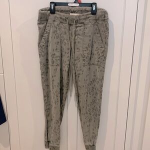NWOT Bella Dahl Dark Super Soft Green Leopard Print Joggers/ Size XS